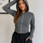 Campera entallada con capucha darlon
