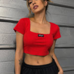 Remera cuello cuadrado etiqueta Hawaii