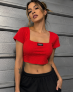 Remera cuello cuadrado etiqueta Hawaii