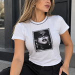 Remera cuello bordado soft larga estampa imagen